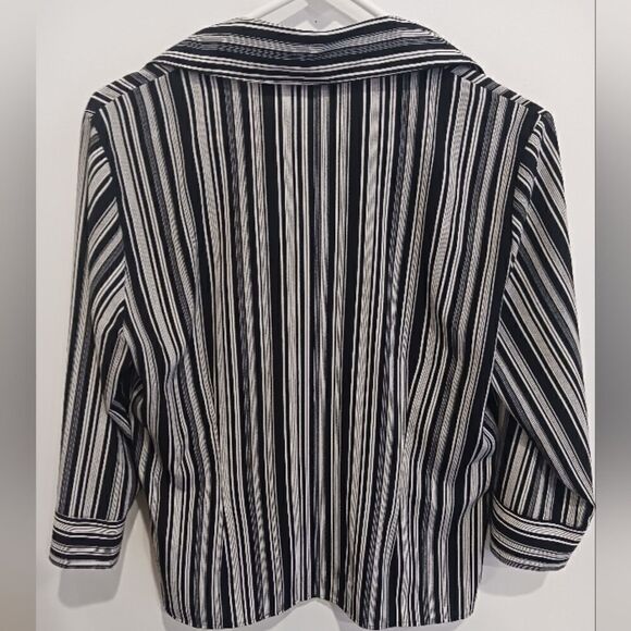 3 for $26 - Croft & Barrow Buttons Up Blouse. - Picture 4 of 7